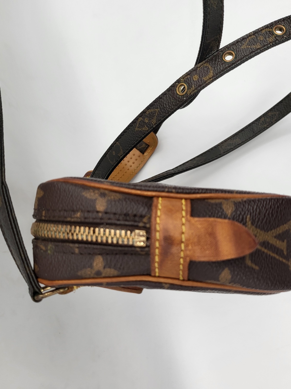 LOUIS VUITTON
Monogram Pochette Marly Bandouliere Crossbody..Authentic. - Picture 4 of 16
